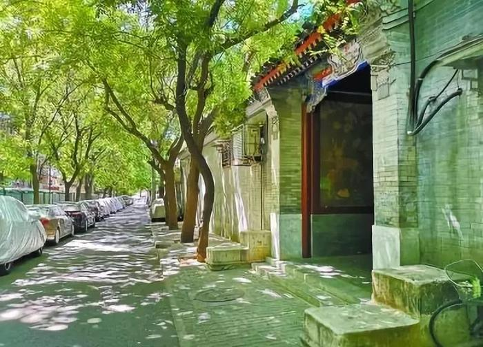 Private guide leading a Beijing hutong walk